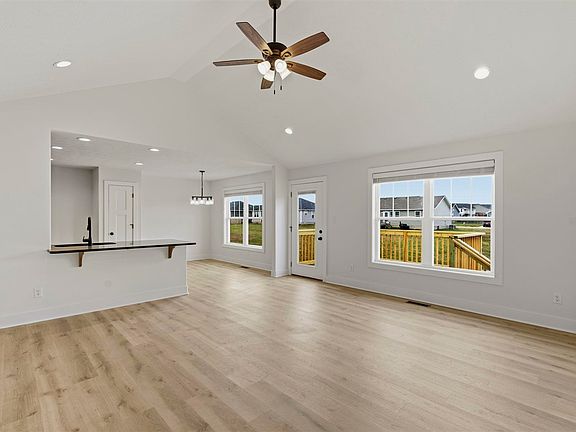 4th image of 905 Alberta Dr