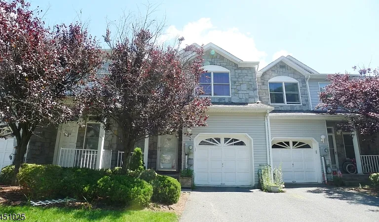 370 Summerhill Dr — Photo 1