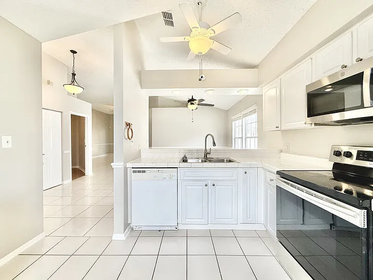 11316 Maybrook Ave — Photo 6