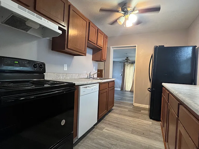 1432 Bel Aire Dr — Photo 5