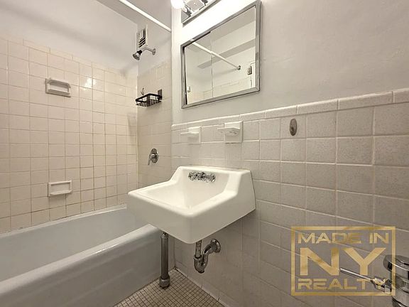 5th image of 320 W 30th St APT 4B