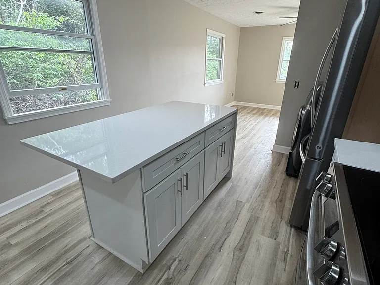 16 SE Court St #16 — Photo 3