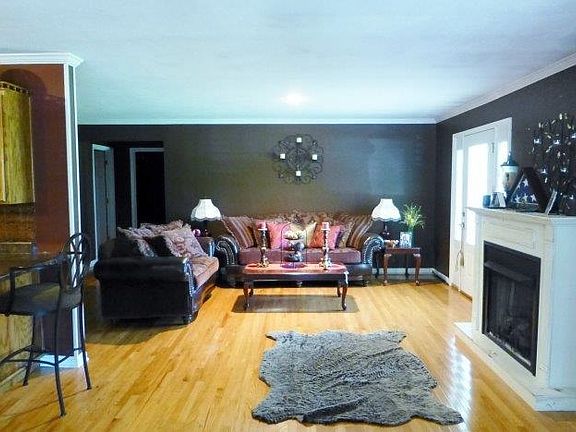 2nd image of 2001 Oakville Ln