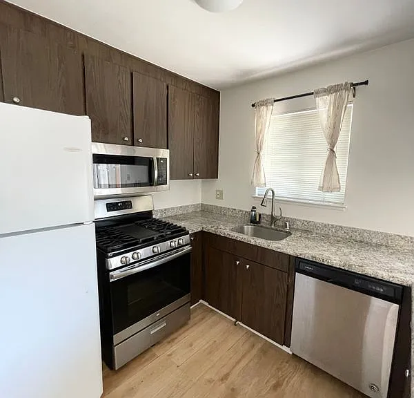 24 Park Ln — Photo 1
