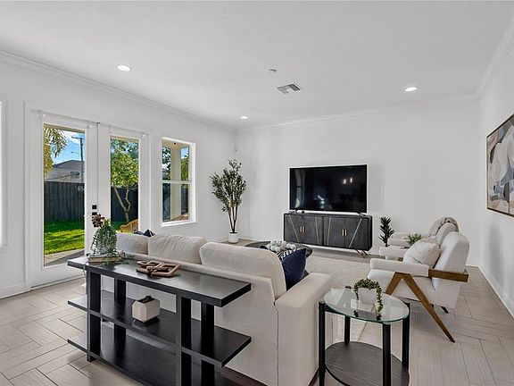 5th image of 3824 W SANTIAGO STREET