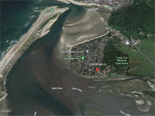 1306 SW 69th St, Lincoln City, OR 97367