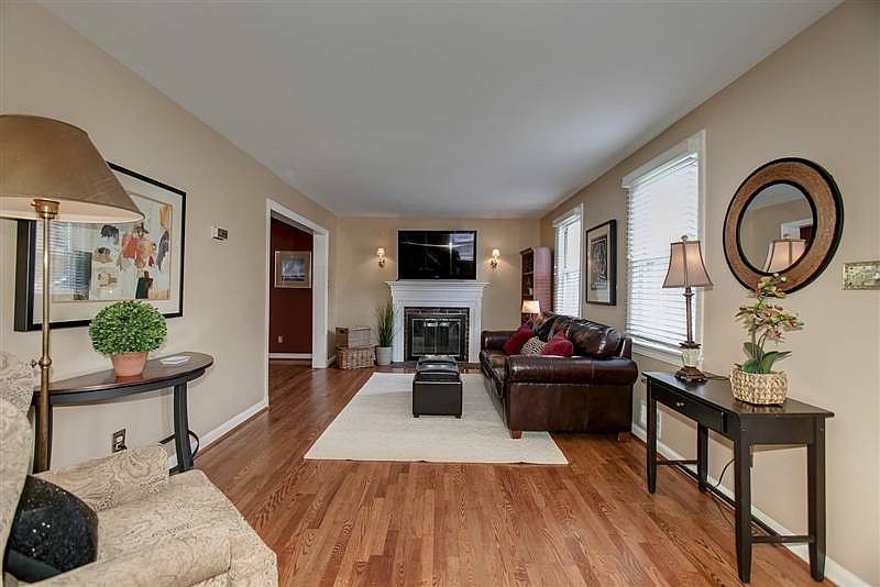 1st image of 952 Patrick Henry Dr