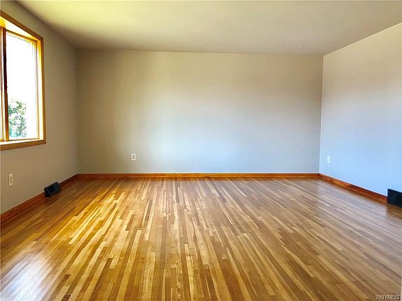 3rd image of 13 Fairoaks Ln