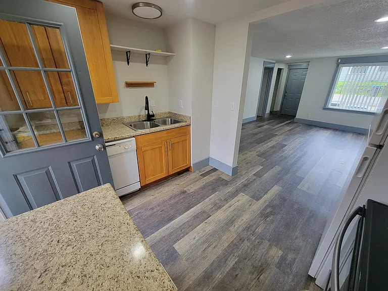 1212 Evans Ave W — Photo 18