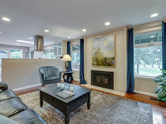 4th image of 11129 Forest Ln NE