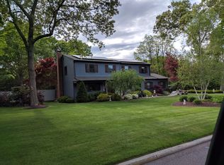 2 Jamie St, Ridge, NY 11961