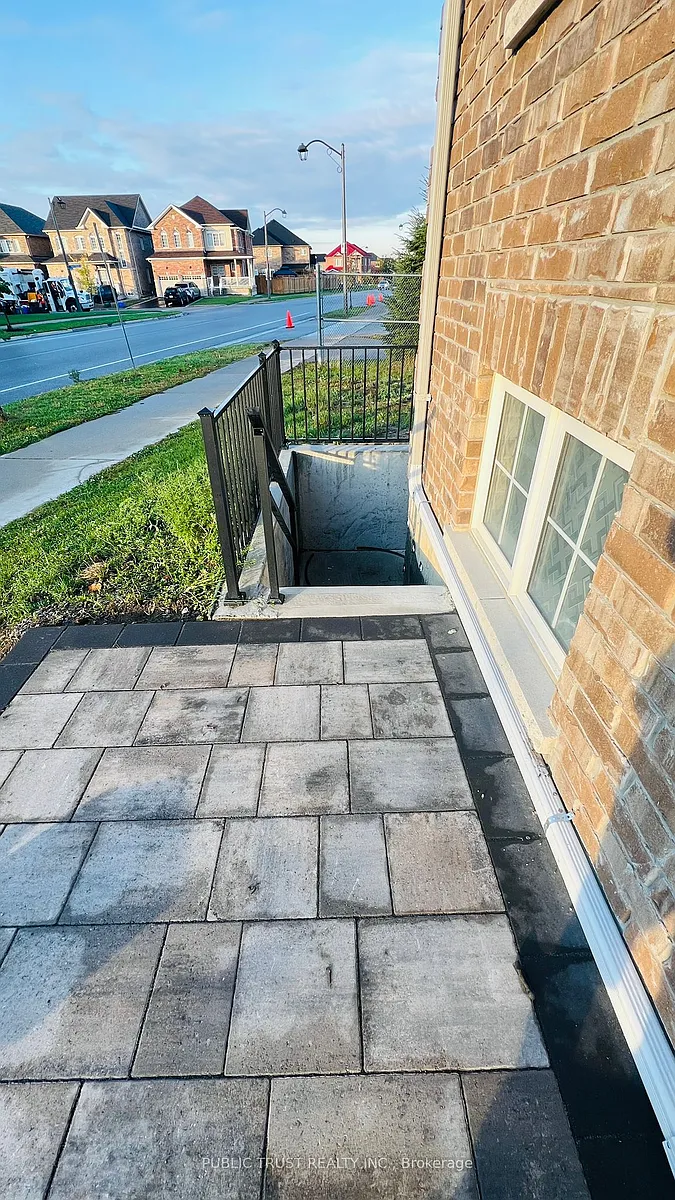 Building Photo - 1808 Castlepoint Dr #BASEMENT
