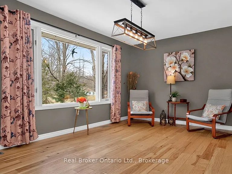 16 Mundy Ave — Photo 4