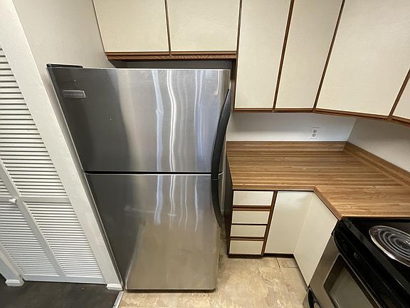 3rd image of 610 S American St APT 6