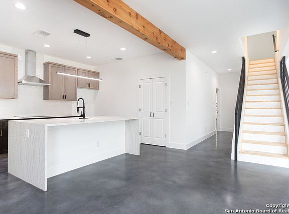 4th image of 215 Douglas Way
