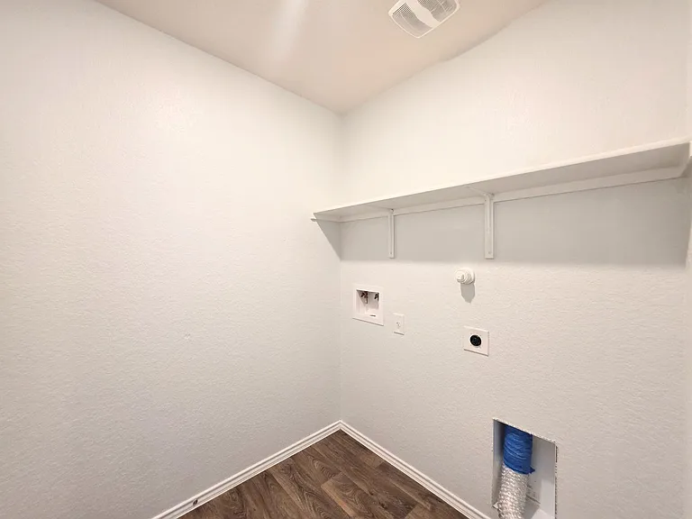 8006 Miranda Cyn — Photo 21