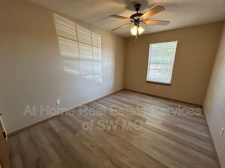 1211 N Northwood Ave — Photo 6