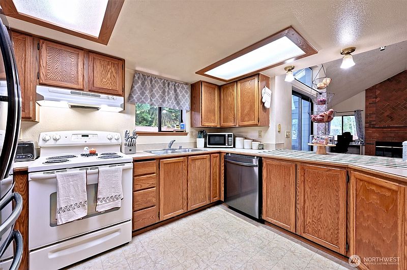 4th image of 7601 Colony Court NE