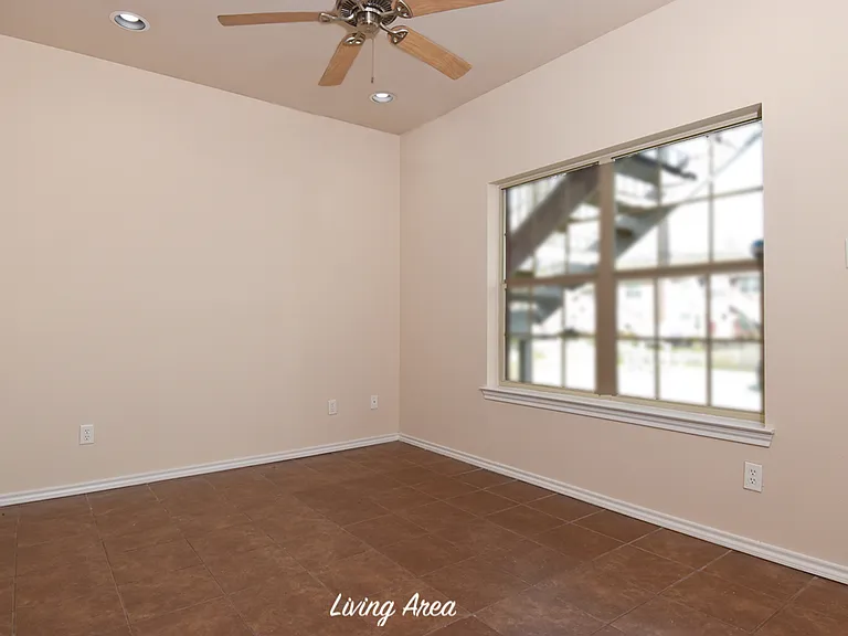 2411 Bryan St — Photo 9