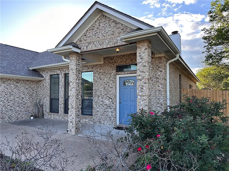 913 Delrey Dr — Photo 3