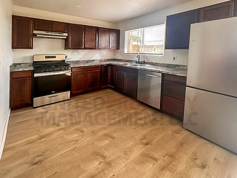 900 Lamont St — Photo 3