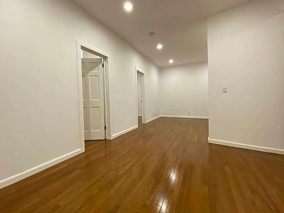 3rd image of 18 N Moore St #3R3