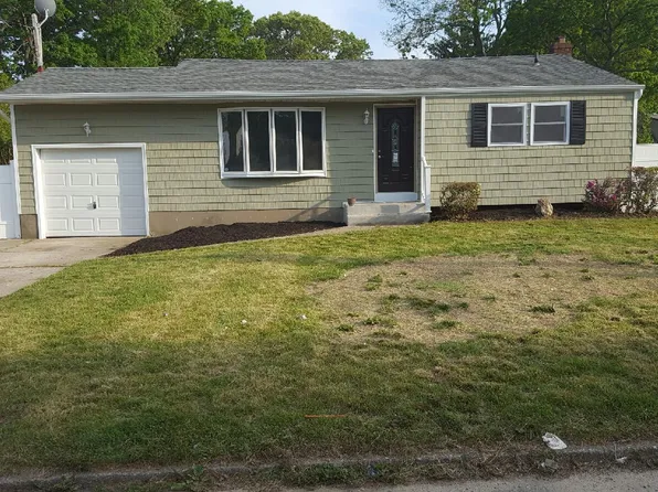 142 Tabor St, Brentwood, NY 11717