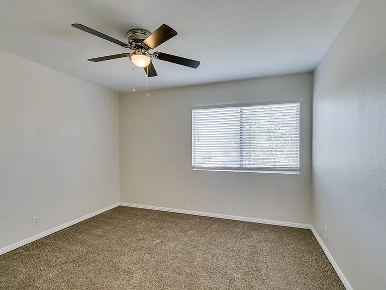 784 Anne Ln — Photo 32