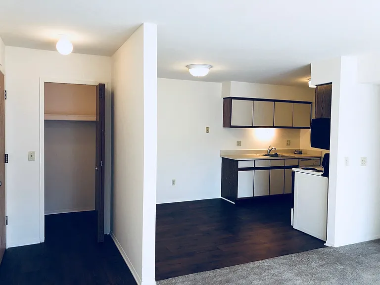 Lakeside Village Apartments — Photo 176