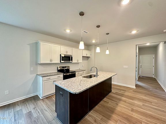 5th image of 200 Buckthorn Dr