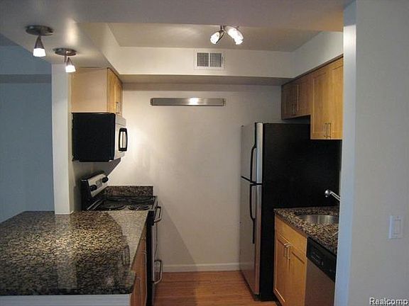 4th image of 2862 Davison Ave #1
