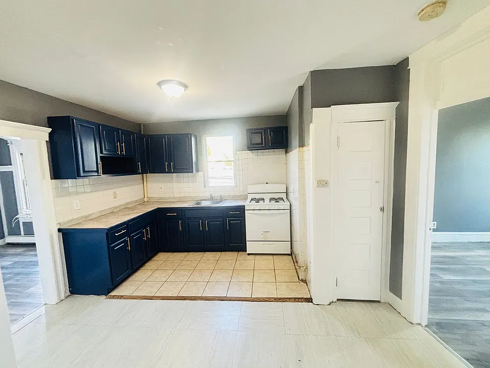 76 Clerk St #3E