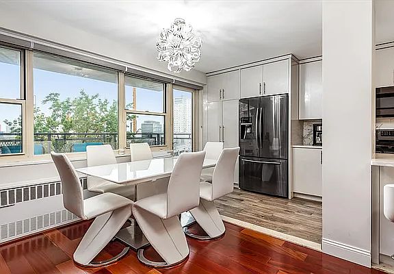 3rd image of 2928 W 5th St APT 6P