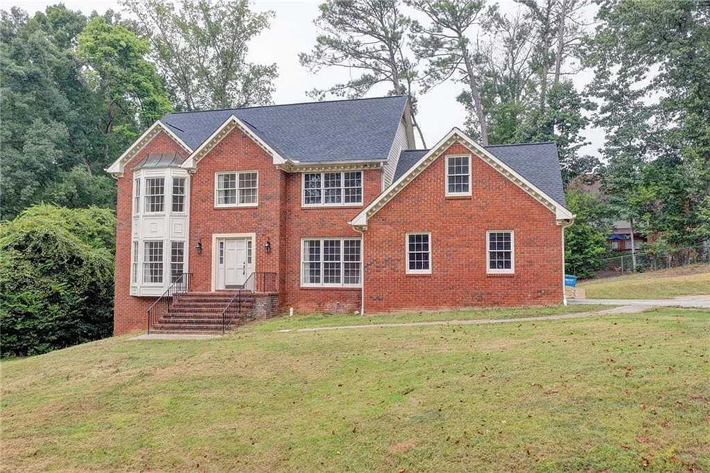 4 bed, 2.5 bath, 3768 sqft, $3,400 — Photo 2