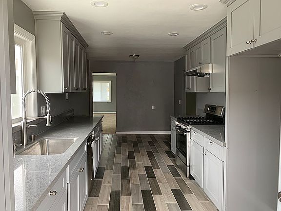 3rd image of 132 W Orangewood Ave
