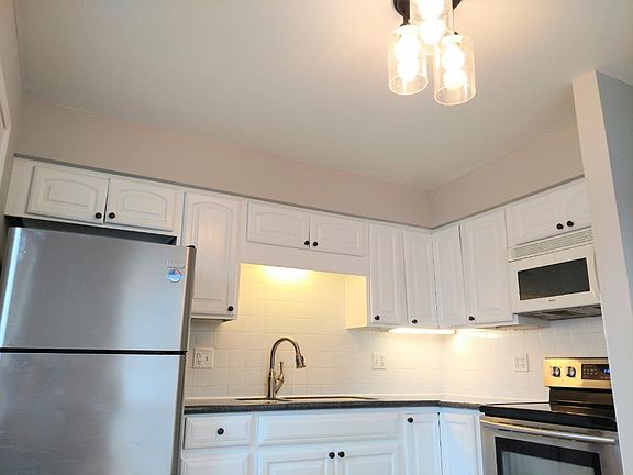 3rd image of 624 Parkwood Ave