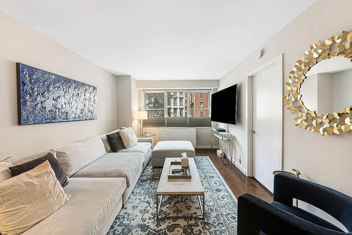 400 E 54th St APT 2B photo 1