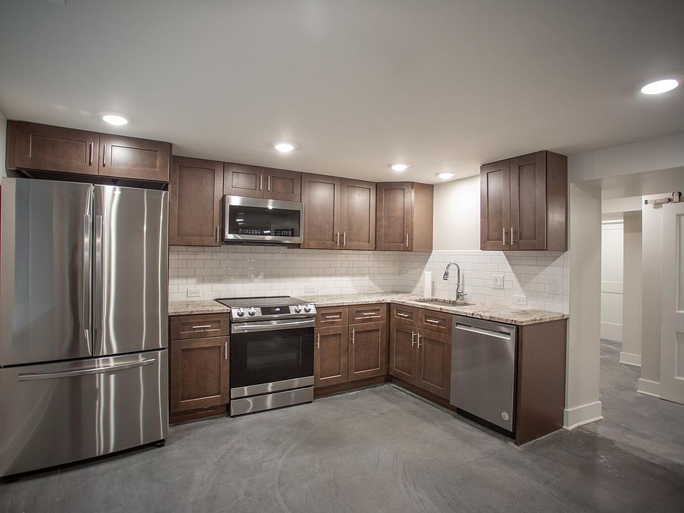 Brand new kitchen with high quality appliances.