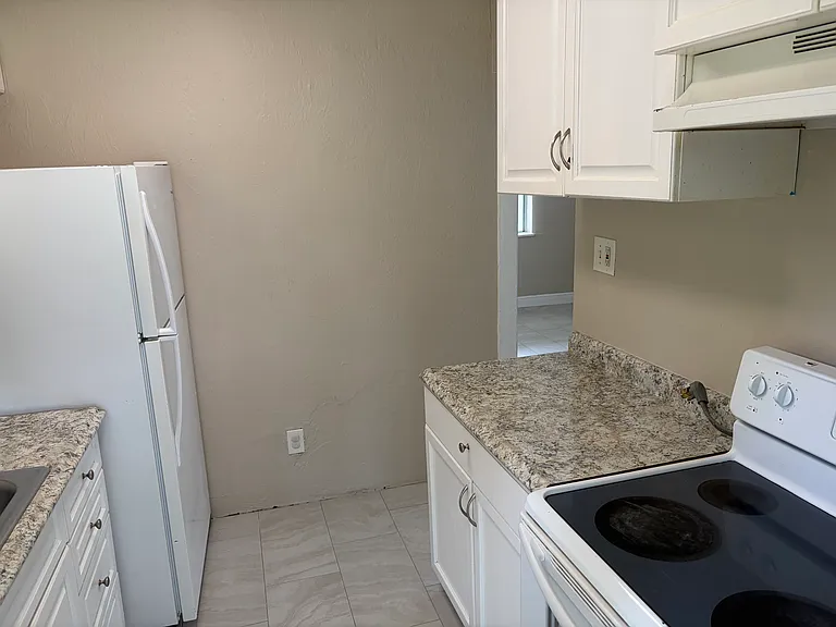 1025 Rose Ave — Photo 3