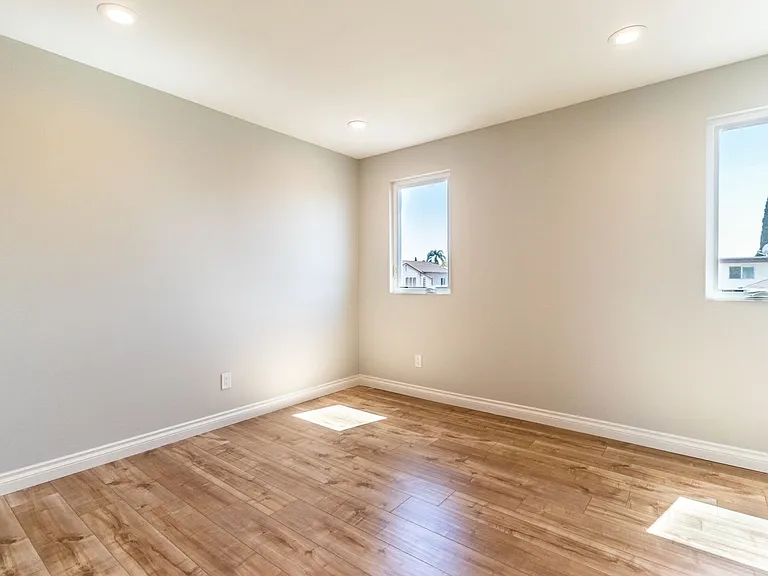 1737 S Longwood Ave — Photo 44