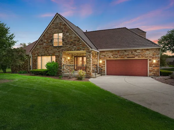910 Red Fox Ln, Oak Brook, IL 60523