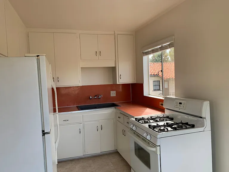 721 W Lewis St — Photo 7