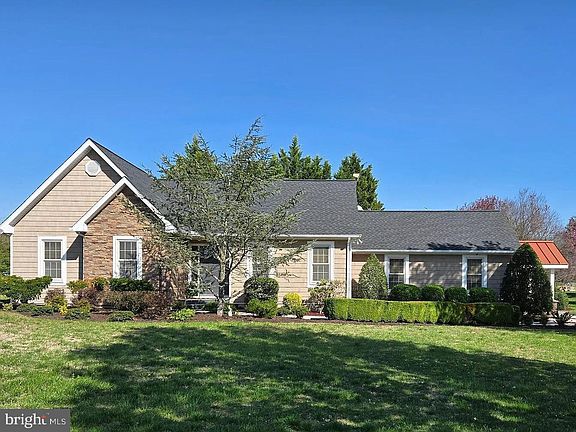 3rd image of 204 Hunters Ridge Rd