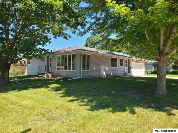 1155 Crestmore Way, Mason City, IA 50401