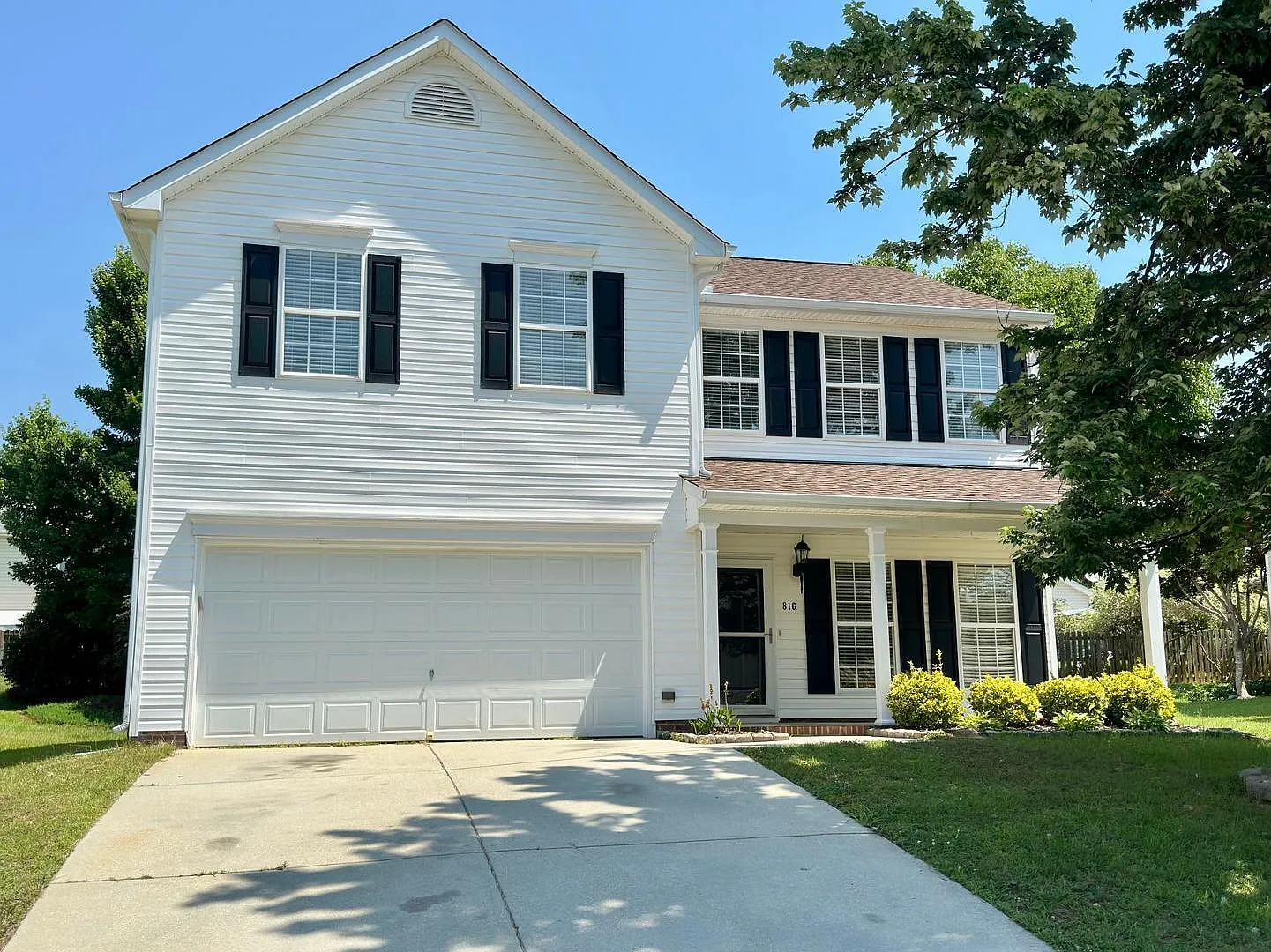 4 bed, 2.5 bath, 2096 sqft, $2,000 — Photo 2