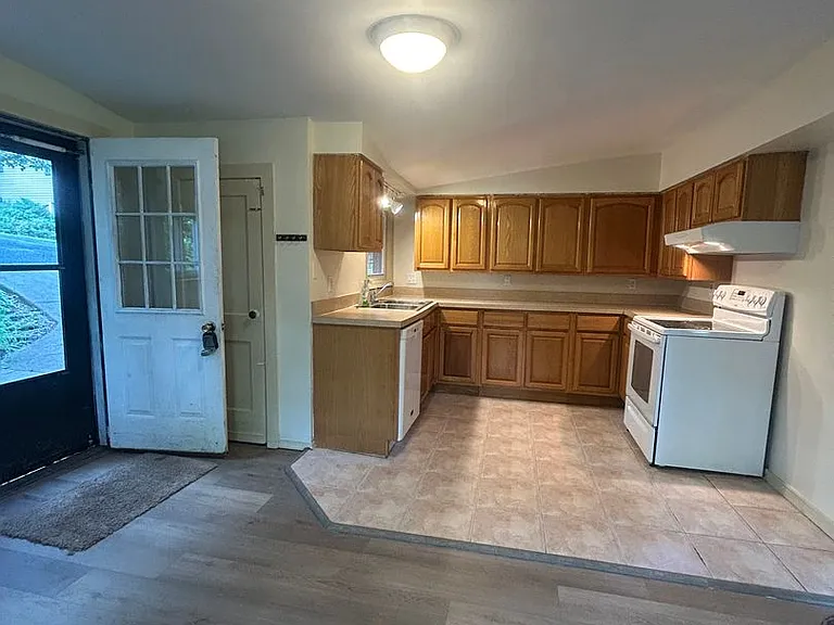 5683 Creekview Rd — Photo 4