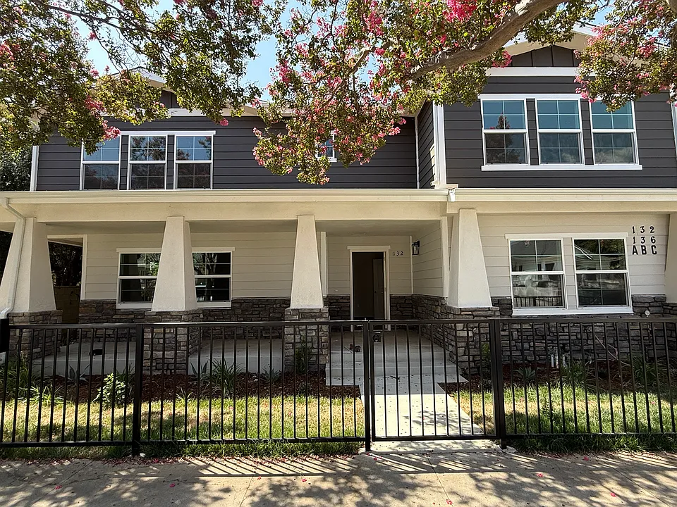 132 W Center St