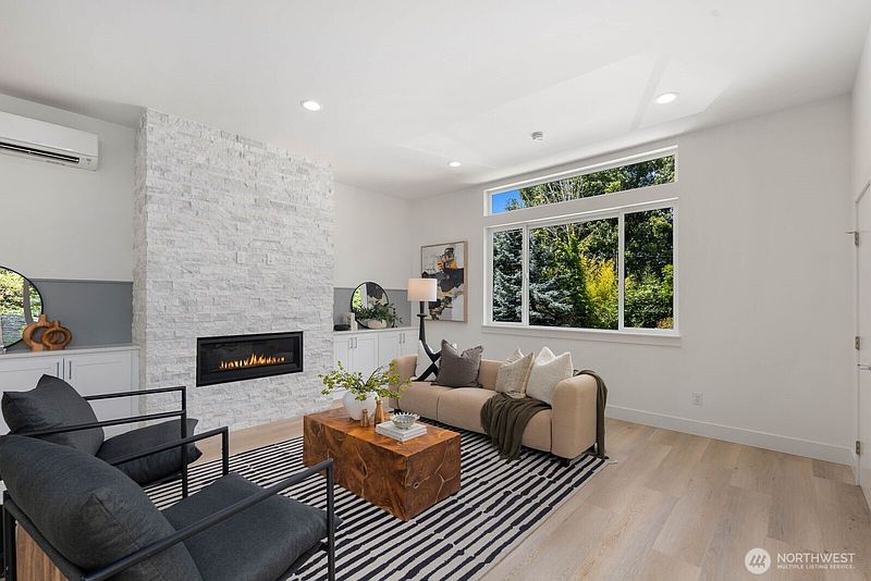 5th image of 825 NE 105th Street