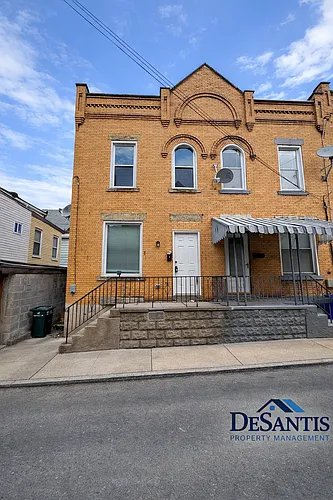 2 Edith Pl Photo 1
