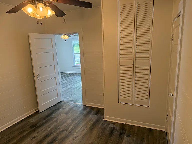 1090 King Edward Ave SE — Photo 15
